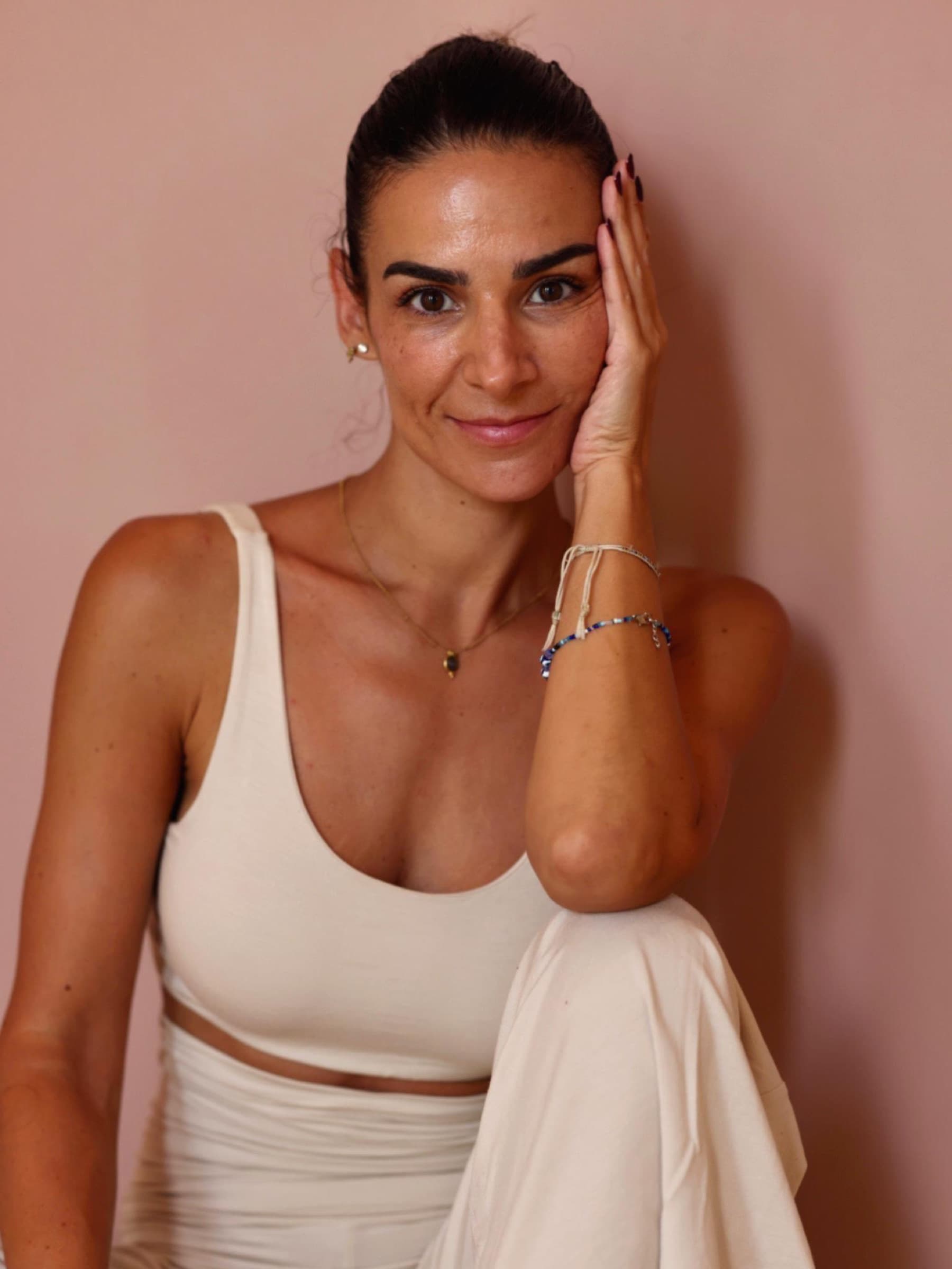 Anna Sans, creadora de ANAMA, retrato sobre fondo rosado